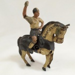 BRINQUEDO ANTIGO - US ZONE (Fabricado na Alemanha no Pós-Guerra). Trata-se de um Homem montado em seu Cavalo. Seu antigo proprietário pintou parte do brinquedo e inseriu o emblema do Corinthians na Camisa do condutor do animal. Existem partes coladas com durepox. O Mecanismo da corda está funcionando, porém, o cavalo não está empinando. Não acompanha a chave da corda.