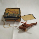 BRINQUEDO ANTIGO - HELICÓPTERO fabricado nos Estados Unidos pela ACME em New York (ACME PLASTIC HELICOPTER), na caixa original com desgastes. Consta ser década de 50. Ausência de uma pá da hélice. Apresenta marcas do tempo.