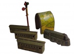 BRINQUEDO ANTIGO - METALMA (Metalúrgica Matarazzo) - TREM MOVIDO À CORDA, funcionando, composto de uma Locomotiva, três vagões de passageiros, um túnel e um semáforo). Não temos a chave da corda. Falta os encaixes de um dos vagões.