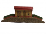 BRINQUEDO ANTIGO - ACREDITO SER DA METALMA (Metalúrgica Matarazzo) - ESTAÇÃO DE TREM em Lata. Mede aprox. 23,5 cm de comprimento.