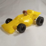 BRINQUEDO ANTIGO - Plástico BOLHA ou SOPRADO. CARRINHO DE CORRIDA marca CANINDÉ. Mede aprox. 20cm de comprimento. A Cabeça do piloto está quebrada na base (Pode ser colada).
