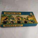 BRINQUEDO ANTIGO denominado MICKEY-BOX, fabricado pelos Brinquedos ESTRELA (Número 545) NA DÉCADA DE 60 e na caixa original. As regras estão na contracapa - Consiste em acertar a bolinha nas aberturas representadas pelas figuras de Walt Disney. A caixa mede aproximadamente 34 x 17 x 4 centímetros.