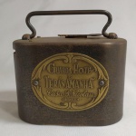 ANTIGO COFRINHO de Metal, promocional da Famosa Loja de Brinquedos dos anos 50/60, CASA SÃO NICOLAU, com a chave original. Tem os dizeres GUARDA HOJE E TERÁS AMANHÃ - CASA S. NICOLAU SÃO PAULO. Uma verdadeira raridade para os colecionadores de brinquedos antigos. A ÚLTIMA FOTO É DA FACHADA DA FAMOSA CASA DE BRINQUEDOS.