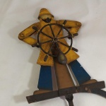 BRINQUEDO ANTIGO - MARUJO EQUILIBRISTA. Com o peso na extremidade inferior, ele se equilibra e gira o timão com os braços. No total, mede aprox. 48 centímetros de altura.