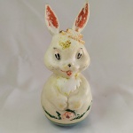 BRINQUEDO ANTIGO - COELHO João Bobo em plástico duro. Não consta marca do fabricante. Mede aprox. 23,5 cm de comprimento.