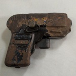BRINQUEDO ANTIGO - PISTOLA movida à CORDA, fabricada no Brasil pelos  Brinquedos ESTRELA, conforme resquício da etiqueta colada. Funcionando. Quando acionado o gatilho, sai faísca na parte superior. Apresenta  marcas do tempo (Ferrugem).
