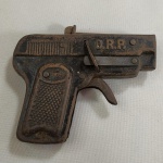 BRINQUEDO ANTIGO - PISTOLA de ESPOLETA marca TURI, fabricada na Alemanha. Disparando normalmente.