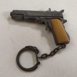 BRINQUEDO ANTIGO - PISTOLA - ARMINHA de ESPOLETA (Chaveiro), marca Victory, disparando normalmente. Apresenta marcas do tempo.
