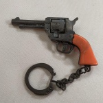 BRINQUEDO ANTIGO - REVOLVER - ARMINHA de ESPOLETA (Chaveiro), marca Victory, disparando normalmente. Apresenta marcas do tempo.