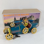 BRINQUEDO ANTIGO (RELEITURA) de um BUGATTI T-35 RACER, movido à corda (Chave inclusa), na Caixa original, fabricado na China.  Mede aprox. 18,3 cm de comprimento.