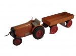 BRINQUEDO ANTIGO - TRATOR COM REBOQUE, fabricado pela METALMA (METALÚRGICA MATARAZZO). O conjunto mede aprox. 38 cm de comprimento. Ausência do motorista, da direção e de um simbólico farol. Quando giramos a alavanca frontal faz um barulho interno como se estivesse dando a partida.