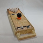 Brinquedo antigo estrela - Lindo jogo de boliche, funciona a corda - pista mede 35,5cm de comprimento montada sem a alça, depois de dobrada vira uma pequena maleta