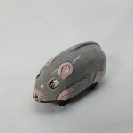 Brinquedo antigo de lata - Lindo Rato com funcionamento a corda. Fabricado no Japão. Mede 7,5cm de comprimento. Não acompanha chave de corda. Funcionando (quem quiser pode solicitar um vídeo do funcionamento). Falta o rabo