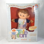 BRINQUEDO ANTIGO - BONECO do TELETON, fabricado pelos Brinquedos Estrela, LACRADO na Caixa Original. Comemorativo da AACD em 1999 - `Um amigo para brincar e cuidar`. Com ventosas para fixar no vidro do automóvel ou na janela do quarto. A caixa mede aprox. 32 x 25 x 12 centímetros.