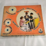 BRINQUEDO ANTIGO - IMPRENSA INFANTIL, fabricado pelos Brinquedos Estrela na década de 60. Na caixa original que mede aprox. 38 x 31 x 3,5 centímetros. Na tampa na caixa existe uma etiqueta da empresa AZ DE OURO. Com inúmeras letras para a formação de palavras.