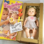 BRINQUEDO ANTIGO - BONECA PAPA PAPINHA fabricada pelos Brinquedos Estrela, na Caixa Original. Acompanham acessórios - Vide fotos. A caixa mede aprox. 49,5 x 25 x 13 centímetros.