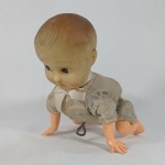 BRINQUEDO ANTIGO - BONECA BEBE ENGATINHANDO, movida à corda, fabricada pelos Brinquedos Estrela, confirme etiqueta colada na roupa da boneca. Funcionando rapidamente.