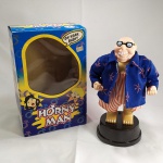 BRINQUEDO PARA ADULTOS - HORNY MAN - BONECO MACHÃO. Fabricado na China e importado por empresa em São Paulo. Na caixa original que mede 26,5 x 17,5 x 12,5 centímetros. Não está funcionando por conta das pilhas (04), terem vazado no interior do brinquedo, sendo necessário sua revisão.