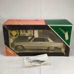 BRINQUEDO ANTIGO - MERCEDES BENZ 450SLC com controle remoto sem fio, marca INTEL, na caixa original que mede 41 x 21 x 16 centímetros. Fabricado na Alemanha.