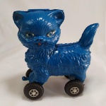 BRINQUEDO ANTIGO EM PLÁSTICO BOLHA, GATO com rodinhas fabricado pela empresa GARÇA S/A localizada em São Paulo. Com as rodinhas, mede aprox. 15 cm de altura.