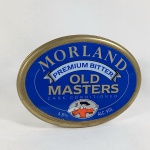 Placa metálica para chopeira da cerveja inglesa Morland Old Master Premium Bitter - Mede 12,5cm de comprimento e o furo de encaixe tem aprox. 3cm de diâmetro