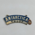 Cerveja Antarctica Chopp - Lindo emblema esmaltado de uma das maiores marcas da história do Brasil. Na palavra chopp falta o esmaltado. Tem dois pequenos olhais para pendurar. Mede 9cm de comprimento