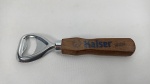 Abridor de garrafa com parte em madeira da cerveja Kaiser Weiss. 
