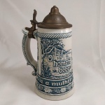 MARAVILHOSA CANECA com TAMPA, fabricada pela CERAMARTE, com os dizeres `O HOMEM BEBE E A MULHER ENCHE O CANECO`.