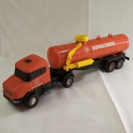 Caminhão Bombeiro De Brinquedo Roma Jensen (Cavalo e Tanque). Ausência da mangueira e da escada. O conjunto mede aprox. 44 cm de comprimento.