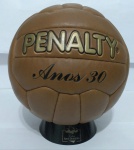Bola Retrô Penalty anos 30  Coleção Anos Dourados  couro marrom - acompanha suporte original -  item de coleção muito bem conservado, sem avarias.
