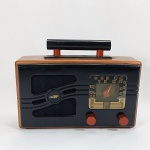 Linda miniatura de rádio antigo. Funcionando com pilhas. Mede 13cm de comprimento Funciona AM e FM.