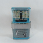 Linda miniautra de Jukebox antiga. Funciona somente uma música. Mede 13cm de altura. Funcionando com pilhas