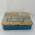 Lata ou estojo de primeiros socorros Johnson & Johnson - Feita em lata ou metal. Mede 17x12cm - Tem um guia de pronto socorro impresso dentro