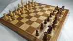 JOGO DE XADREZ NO TABULEIRO DE MADEIRA - COMPLETO.