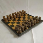 JOGO DE XADREZ em PEDRA SABÃO com o Tabuleiro - Completo. O tabuleiro mede aprox. 26 x 26 centímetros.