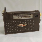 ANTIGO RÁDIO PORTÁTIL marca EVADIN (SOLID STATE - TRANSISTOR MODEL 8X-584), funcionando em AM. Acompanha capa original com marcas de uso e detalhes. O Rádio está funcionando - Sem garantia futura. Ao comprador poderá ser enviado um vídeo do funcionamento se solicitado. A Antena está solta.