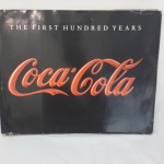 Coca Cola , Livro dos Primeiros 100 anos da marca, ricamente ilustrado, peca indispensável para qualquer colecionador ou amante da marca, em ótimo estado