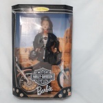Barbie Harley Davidson, Mattel, 1998, morena, 29 cm, incluindo jaqueta, camiseta, calca leg, botas, lenço, bolsa, e capacete, na embalagem original