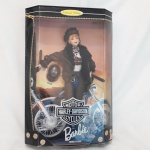 Barbie Harley Davidson, Mattel, 1998, ruiva, 29 cm, incluindo jaqueta, camiseta, calca , protetor de calca, botas, lenço, bolsa, boné, óculos e capacete, na embalagem original