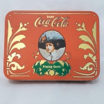 Coca Cola, par de baralhos em lata, lacrados, com bloco de pontos e lápis