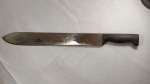 MARAVILHOSA FACA OU FACÃO NUMERADO, COM LÂMINA TODA TRABALHADA COM CENAS DE CAÇA AO BÚFALO, FABRICADA EM SOLINGEN NA ALEMANHA (GEBR. WEYERSBERG - NÚMERO 351) MEDE NO TOTAL 57,2 CENTÍMETROS DE COMPRIMENTO.  NO OUTRO LADO DA LÂMINA ESTÁ GRAVADO O NOME DE SEU ANTIGO PROPRIETÁRIO.