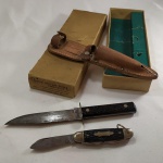 Antigo conjunto de FACA e CANIVETE Multifuncional, da marca IMPERIAL, fabricados nos Estados Unidos, na caixa original com as inscrições. A faca mede 22,5 cm e o Canivete fechado mede 9,5 centímetros.