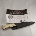 MARAVILHOSA FACA fabricada pela CUTELARIA D`AVILA, com Certificado de Propriedade incluso, e com bainha orignal em couro (com a gravação do cuteleiro). Sem a bainha mede aprox. 27,5 centímetros.