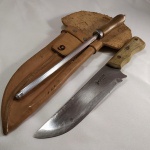 CONJUNTO FACA E CHAIRA marca COQUEIRO, fab. Brasil., com Bainha. A faca mede aprox. 30,5 cm de comprimento.