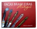 Colecionismo - Excelente livro de Laércio Gazinhato abordando o tema das Facas brasileiras Antigas. Trabalho sério de pesquisa, feito ao longo de 20 anos. Um completo estudo sobre as facas utilizadas no Brasil antigo. Fartamente ilustrado. O livro em leilão pertence a um lote que foi, infelizmente, exposto a humidade em excesso, o que acabou por acarretar danos as páginas, que ficaram com marcas onduladas e manchas variadas ao longo do livro (fotos), mas que não atingem o texto, o livro permanece plenamente legível e pode ser manuseado sem maiores problemas, não há páginas rasgadas, faltantes ou coladas umas as outras, o que permite o pleno estudo das facas brasileiras. O livro está a venda com lance inicial muito abaixo do mercado, pois se levou em conta os problemas que a humidade deixou, por este motivo vendemos o livro no estado em que se encontra, mas damos a garantia sobre a presença de todas as páginas, ausência de danos graves ou páginas coladas e, principalmente, a total possibilidade de manuseio e leitura da obra.