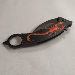 CUTELARIA - CANIVETE COLD STEEL com um Escorpião na lateral de uma das talas metálicas. Do outro lado um clip de cinta. Fabricado na China. Mede fechado aprox. 15,1 centímetros.
