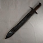 MARAVILHOSO FACÃO MILITAR (FÁBRICA DE ITAJUBÁ), utilizado pelo Exército Brasileiro, com Bainha de couro e ponteira em metal, necessitando fixar referida ponteira. Na parte em metal da Bainha existe a inscrição F I. Mede no total aprox. 52 centímetros de comprimento.