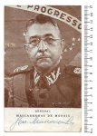 Militaria - Raro cartão com a imagem do Marechal Mascarenhas de Morais, Comandante da Força Expedicionária brasileira. Cartão com o autógrafo original do Marechal Mascarenhas. Peça em muito bom estado de conservação com marcas no verso (provavelmente por colagem em álbum). O cartão mede 10,6 cm X 17,2 cm.