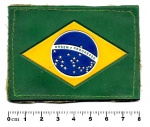 Militaria - Emblema de ombro ostentando a Bandeira do Brasil. Fixação por meio de velcro. Peça usada e com sinais de desgaste, provando que já esteve em serviço. A bandeira mede 5,5 cm X 8,0cm.