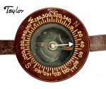 Militaria - Excelente bússola modelo Taylor (manufatura USA), utilizada pelos paraquedistas americanos durante a Segunda Guerra Mundial, notadamente durante o dia D, na Normandia. Peça em muito bom estado de conservação, mas não possui mais o liquido interno (liqued filled), que `evaporou` ou vazou por micro poros no celuloide antigo, algo normal nesse tipo de peça, pois é uma peça com mais de 70 anos de manufatura. Mas a agulha funciona normalmente, apenas não tem o equilíbrio que o liquido proporcionava. A bússola apresenta a sua pulseira de couro original, porém falta a fivela (foto no anúncio). Peça importante da Segunda Guerra Mundial. A bússola mede 5,9 cm de diâmetro. Alta cotação internacional.